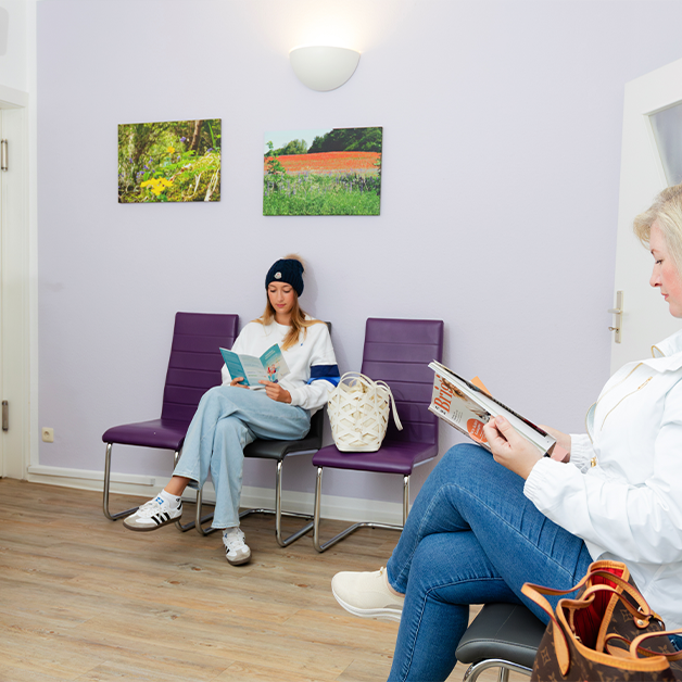 Wartebereich der Zahnarztpraxis – komfortable Sitzgelegenheiten und freundliche Atmosphäre für Patienten.