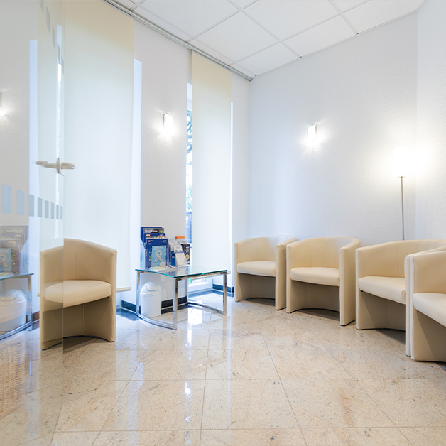 Bild des Wartezimmers der Zahnarztpraxis – komfortable Sitzgelegenheiten und freundliche Atmosphäre für Patienten.