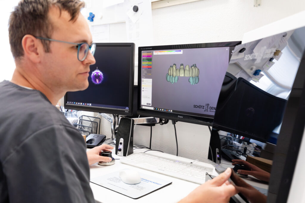 Zahntechnik-Meister überprüft 3D-Bilder – präzise Zahntechnik und digitale Zahnprothetik.