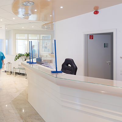 Tresen am Empfang der Zahnarztpraxis – freundlicher Servicebereich und professionelle Patientenbetreuung.