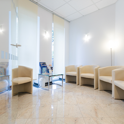 Bild des Wartezimmers der Zahnarztpraxis – komfortable Sitzgelegenheiten und freundliche Atmosphäre für Patienten.