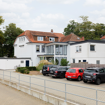 Bild zeigt Parkmöglichkeiten in der Nähe der Zahnarztpraxis – bequeme Anfahrt und einfache Parkplatzsuche für Patienten.