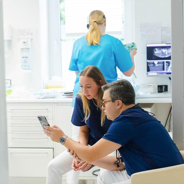 Zahnärzte besprechen die Ergebnisse des Patiententermins