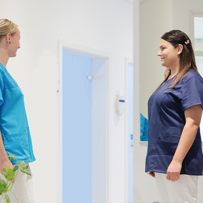 Das Team der Zahnarztpraxis in Wesendorf lächelt in die Kamera – freundliches Personal und professionelle Betreuung.