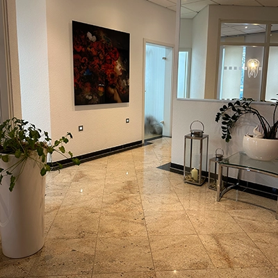 Innenaufnahme der Zahnarztpraxis in Wesendorf – Praxisräume und freundliche Zahnklinik-Atmosphäre.