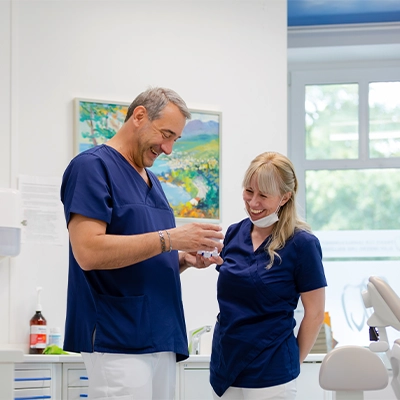 Zahnarzt Alan Imberg und seine Kollegin prüfen ein Zahnmodell – professionelle Zahnbehandlung und präzise Zahntechnik