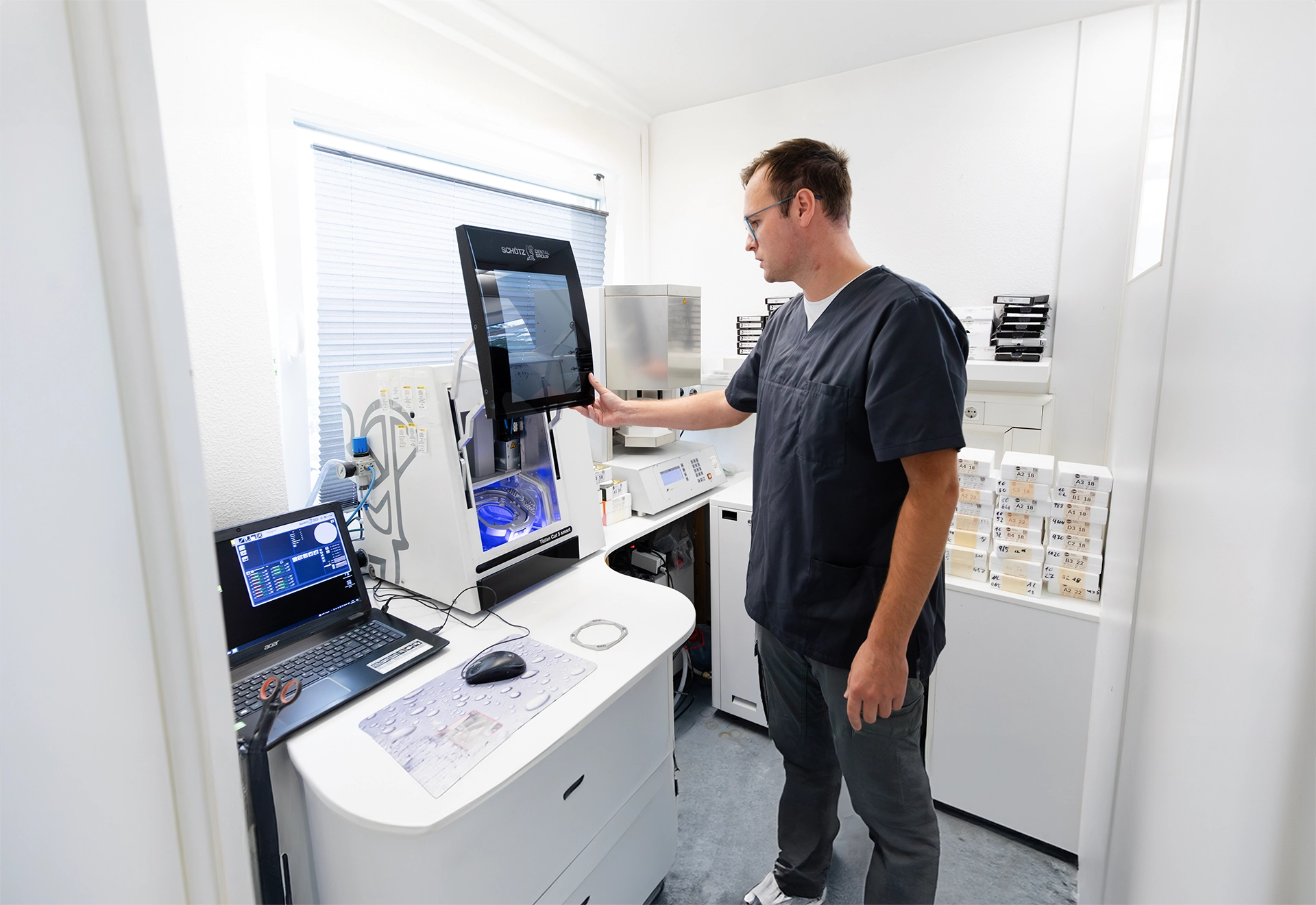 Zahntechniker überprüft die Ergebnisse auf dem Bildschirm – digitale Zahntechnik und präzise Zahnprothetik-Kontrolle. Zahnfüllungen nach neusten Standards.